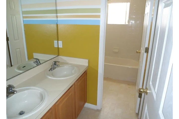 $2500 : Rent image 10