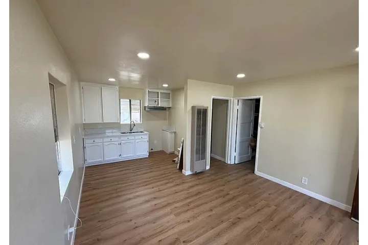 $1099 : Bell Gardens. It comes garage image 1