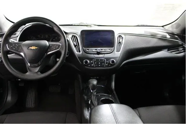 $16941 : Chevrolet Malibu 2021 LT 4dr image 2