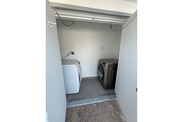 $1000 : Amazing 3 bedroom, 2 bathroom image 8