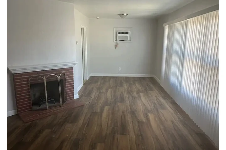 $950 : newly carpeted newer flooring image 3