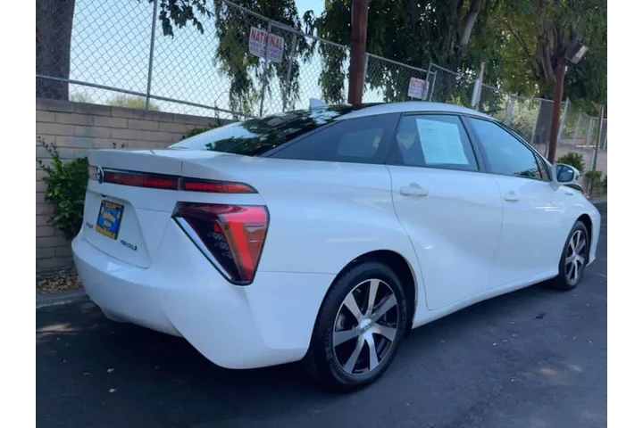 2019 Mirai image 4