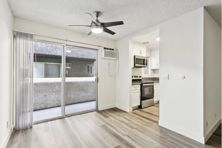 $1980 : 2 Bedroom Apt in West Adams LA image 4