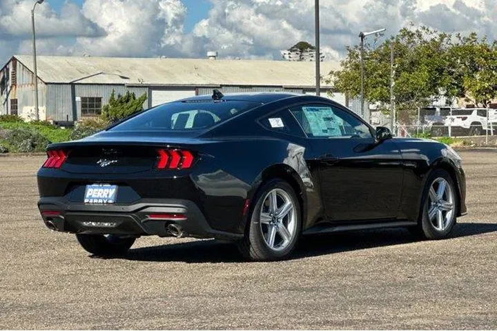 $32000 : Ford Mustang 2026 EcoBoost P image 4