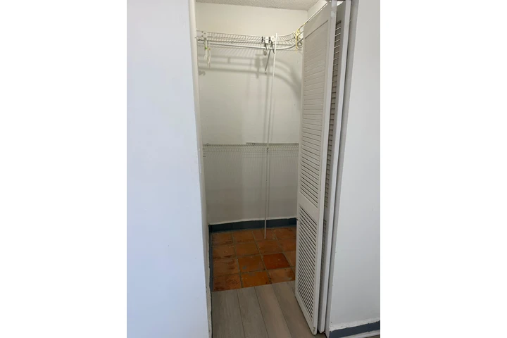 $1300 : RENTO APTO INDEPENDIENTE MIAMI image 7