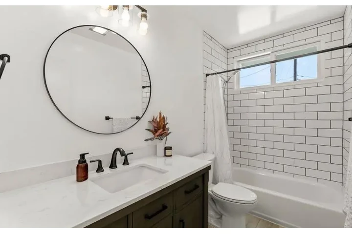 $2470 : 3 Bedroom House in South LA image 10