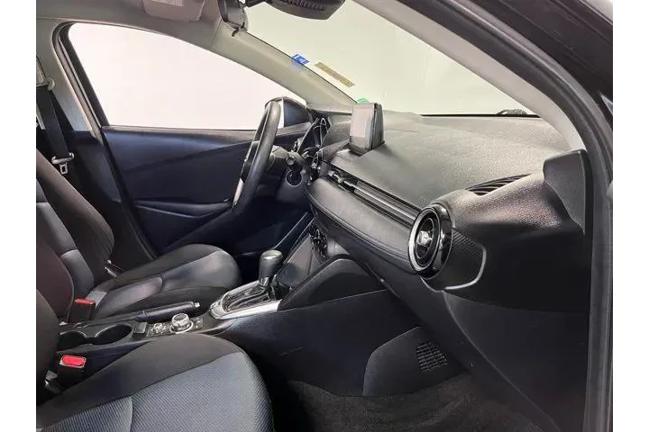 $13936 : Toyota Yaris 2019 image 10