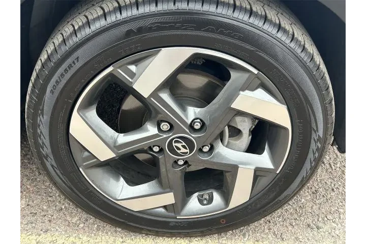 $17997 : Hyundai VENUE 2023 SEL 4dr C image 5