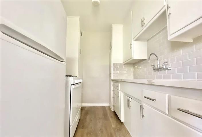 $1300 : 1-Bed 1-Bath available image 4