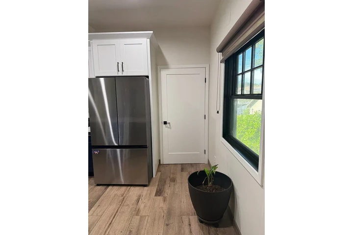 $2050 : Welcome to 122 E Brookdale Pl image 6