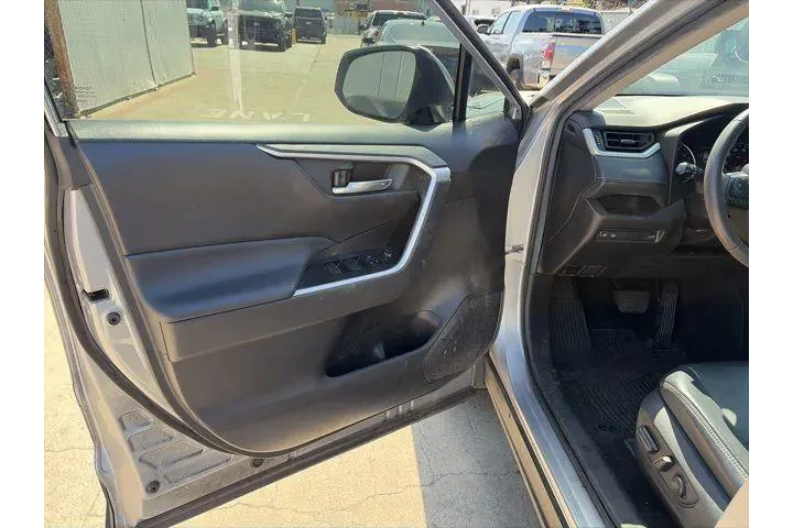 $19900 : Toyota RAV4 2022 XLE Premium image 9