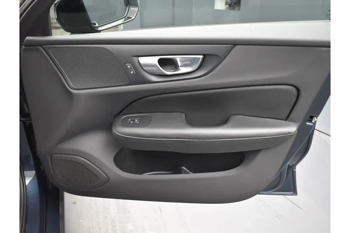 Volvo S60 2024 AWD B5 Core D image 6