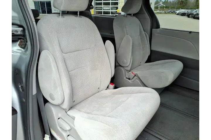 $12999 : Toyota Sienna 2015 AWD LE 7- image 7