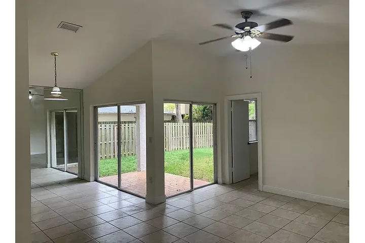 $2000 : HOUSE RENT IN MAIMI FLORIDA image 3