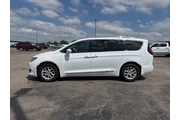 $17982 : Chrysler Pacifica 2020 Touri thumbnail