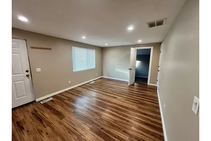 $1175 : Single family residence ForRen image 3