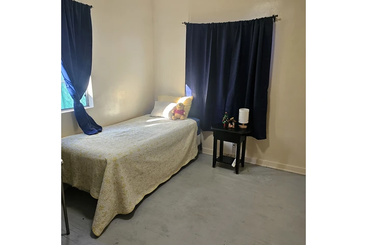 $730 : Cuarto de renta image 1