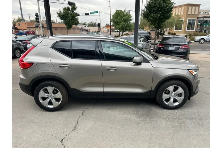 2022 XC40 T5 Momentum AWD image 4