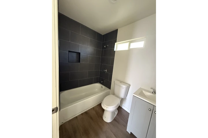 $2200 : 1 bedroom apartment image 7