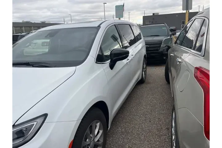 $39995 : Chrysler Pacifica 2026 Limit image 6