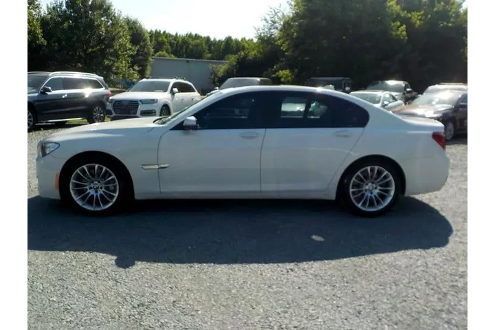 $12737 : 2014 7-Series 750i image 2