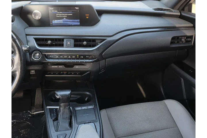 $17900 : Lexus UX 200 2019 4dr Crosso image 9