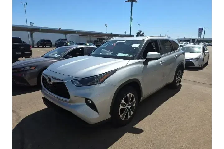 $36900 : Toyota Highlander 2024 LE 4d image 4