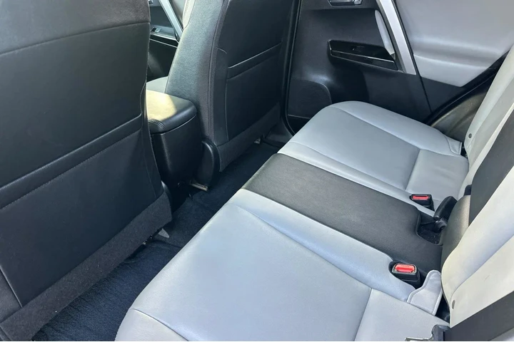 $21900 : Toyota RAV4 2016 AWD Limited image 8