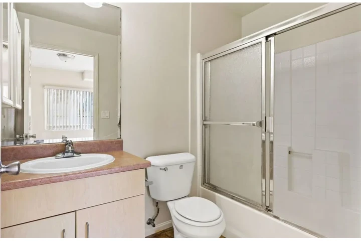 $1955 : 2 Bedroom Apt in Kenmore Ave image 6