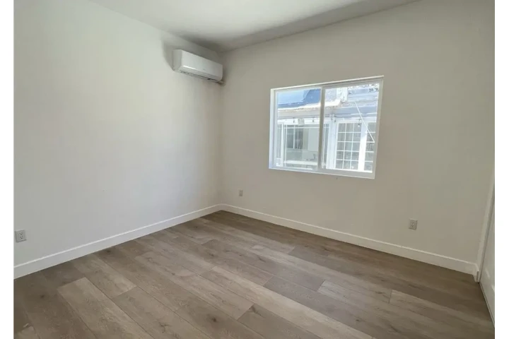 $2400 : 3 Bedroom house For Rent in LA image 7