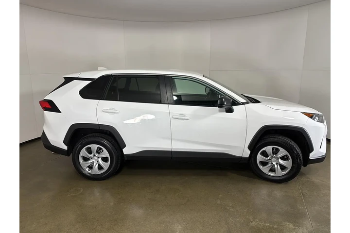 $30000 : Gold Certified 2022 RAV4 LE image 9