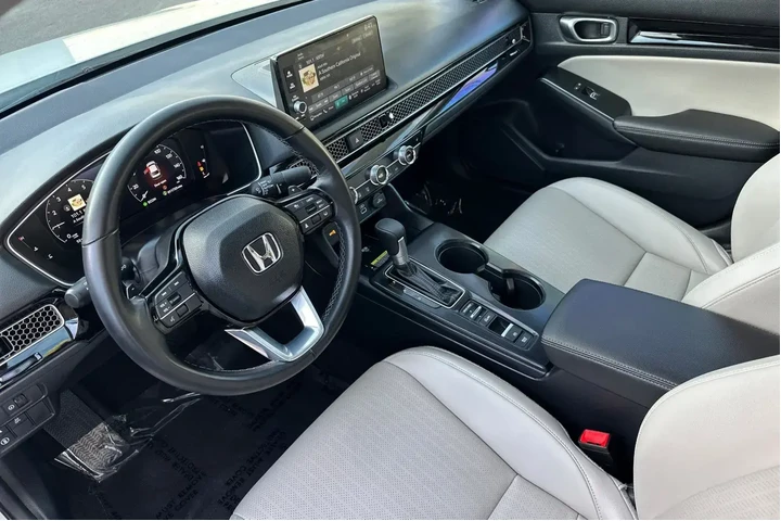 $29981 : Honda Civic 2024 Touring 4dr image 10