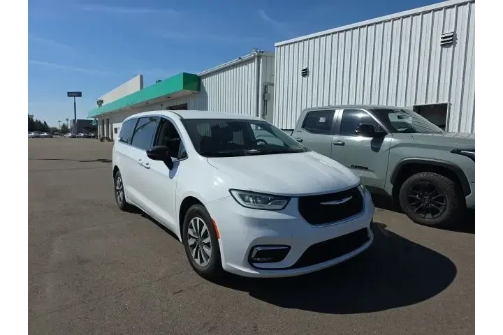 $26400 : Chrysler Pacifica Plug-In Hy image 1