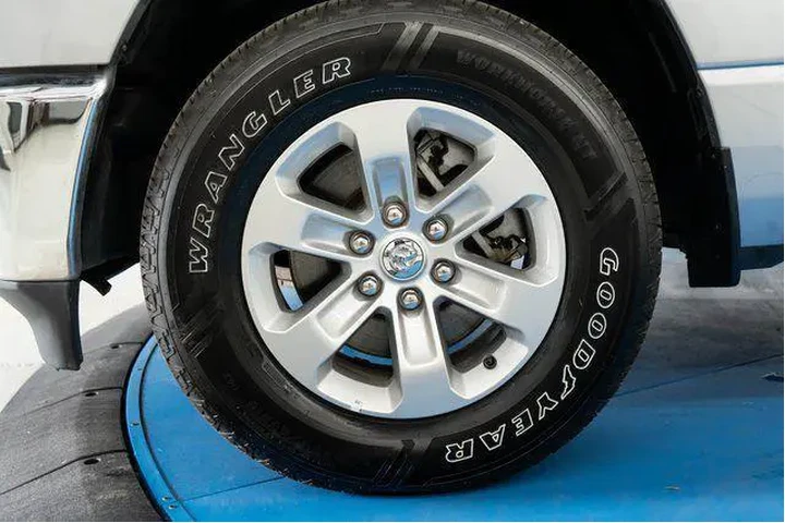 $39525 : Ram 1500 2024 4x4 Laramie 4d image 2