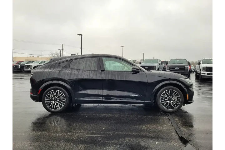 $32997 : Ford Mustang Mach-E 2024 AWD image 2
