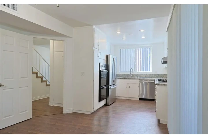$1550 : 1 Bed 1Bath Apt in Gardena image 5