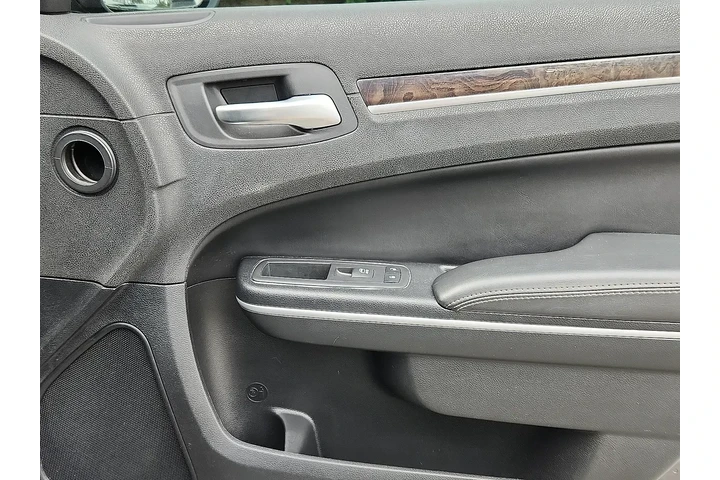 $17695 : Chrysler 300 2019 Limited 4d image 8