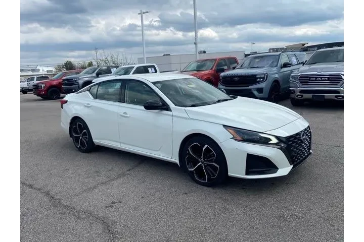 $21942 : Nissan Altima 2023 2.5 SR 4d image 2