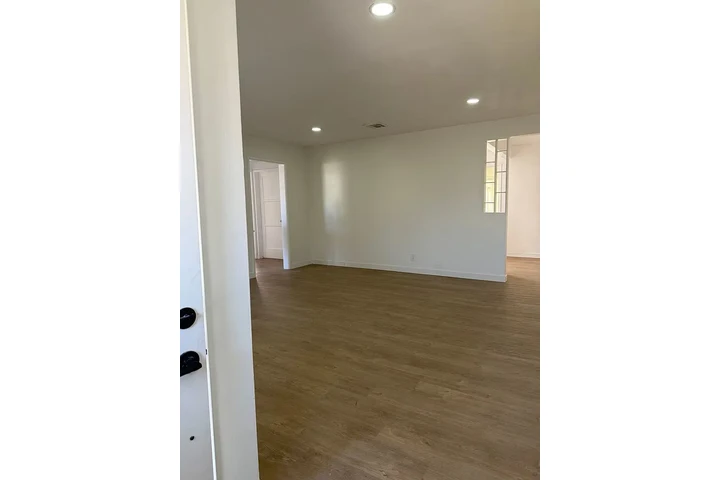 $800 : Freshly updated and move-in ! image 2