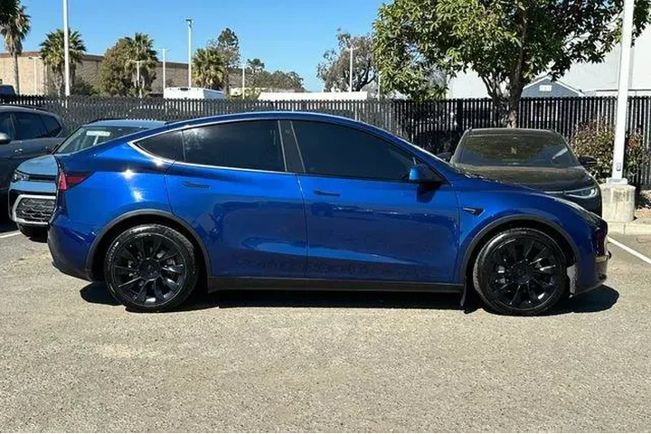 $27309 : Tesla Model Y 2021 AWD Long image 3