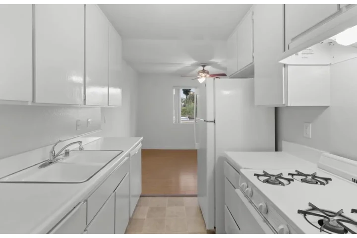 $1500 : 1 Bed 1 Bath Apt in Carson image 4