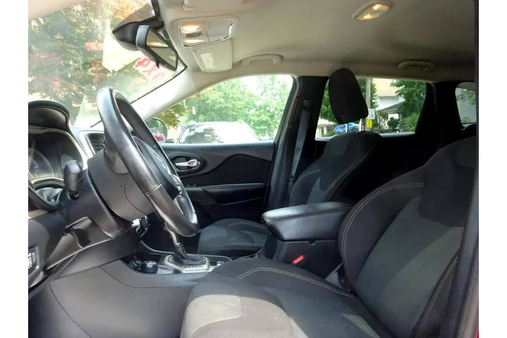 $7900 : 2016 Cherokee 4WD 4dr Latitude image 8