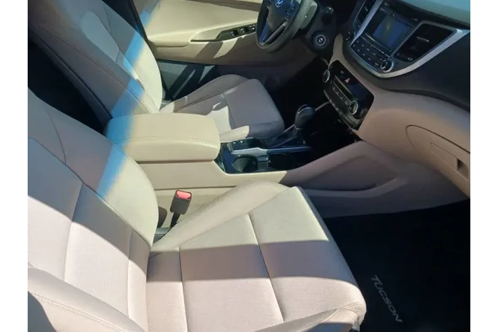 $12800 : 2016 Tucson SE image 5