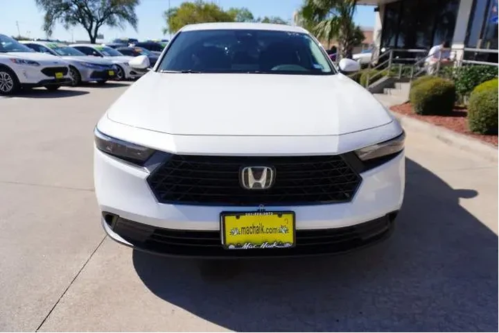 $27888 : Honda Accord 2025 LX 4dr Sed image 2