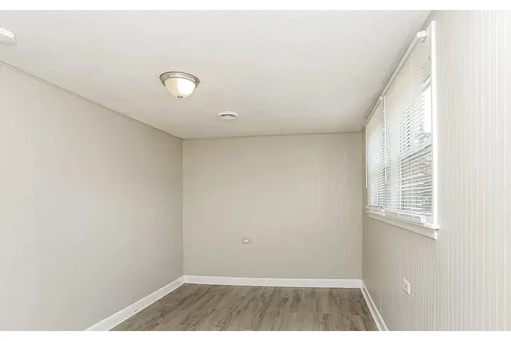 $1570 : AVAILABLE NOW IN CHICAGO IL image 2