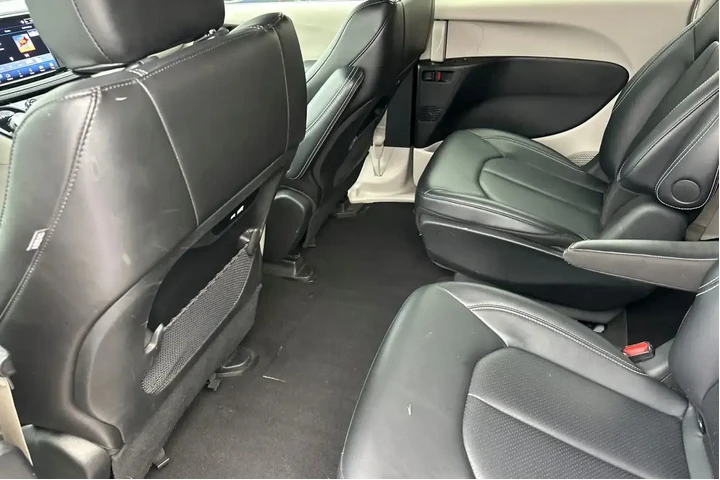 $27995 : Chrysler Pacifica Plug-In Hy image 4