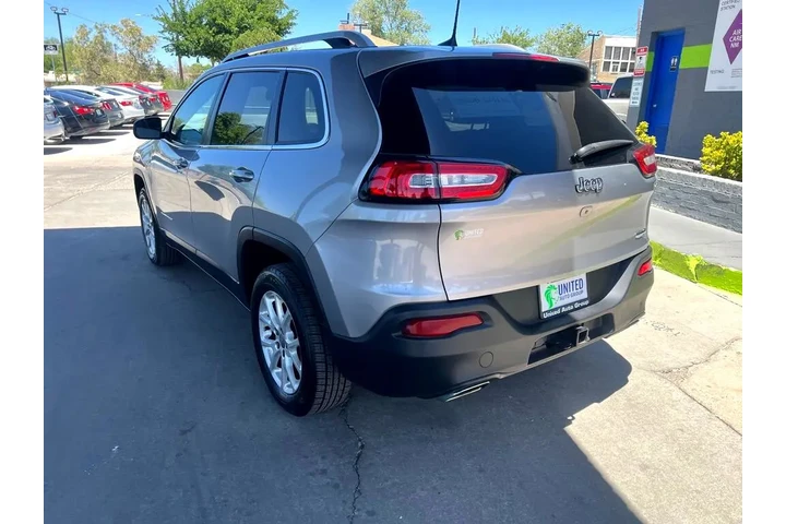 2017 Cherokee Latitude FWD image 7