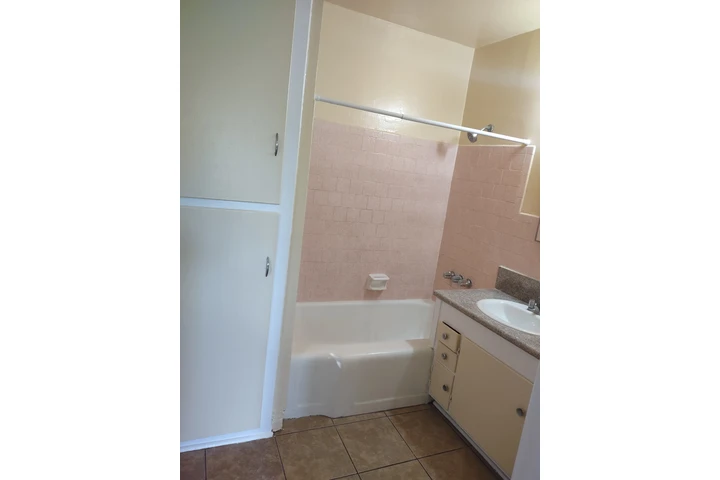$1700 : Apartment image 1