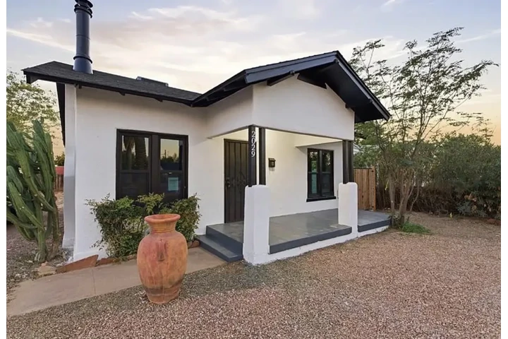 $700 : 2BA charming updated home image 1
