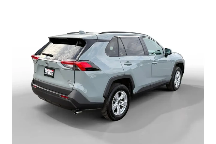$26700 : Toyota RAV4 2021 AWD XLE 4dr image 5
